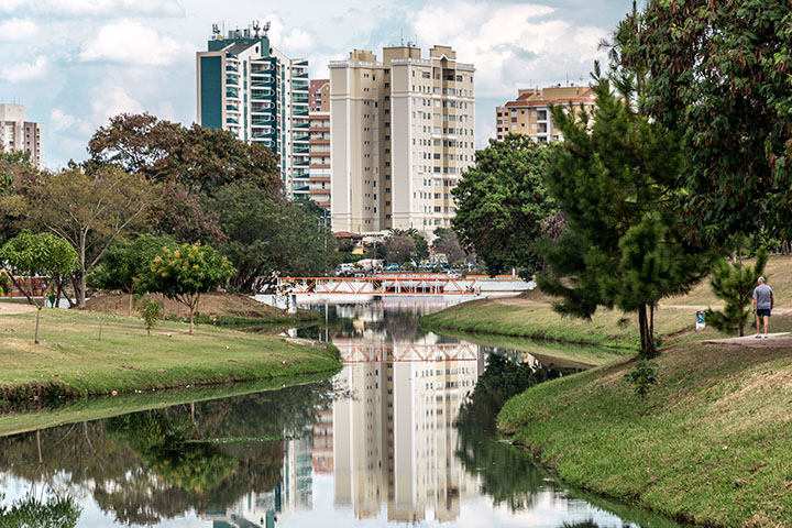 Rio e árvores próximas a edifícios do Parque Ecológico de Indaiatuba