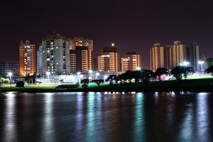 Indaiatuba, em São Paulo, a noite.